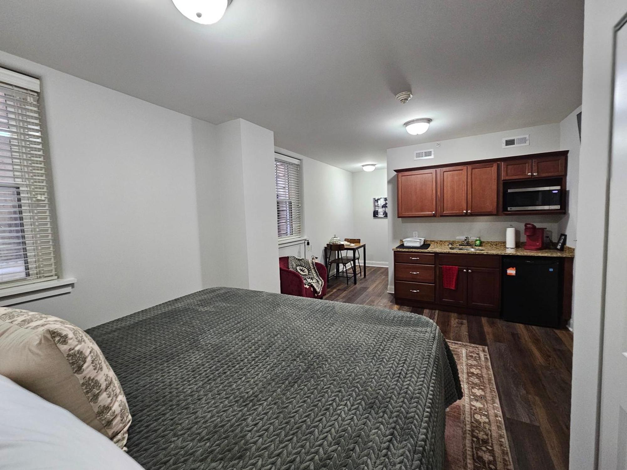 Cozy King Bed Stay At The Historic Inman - 201 Champaign Extérieur photo