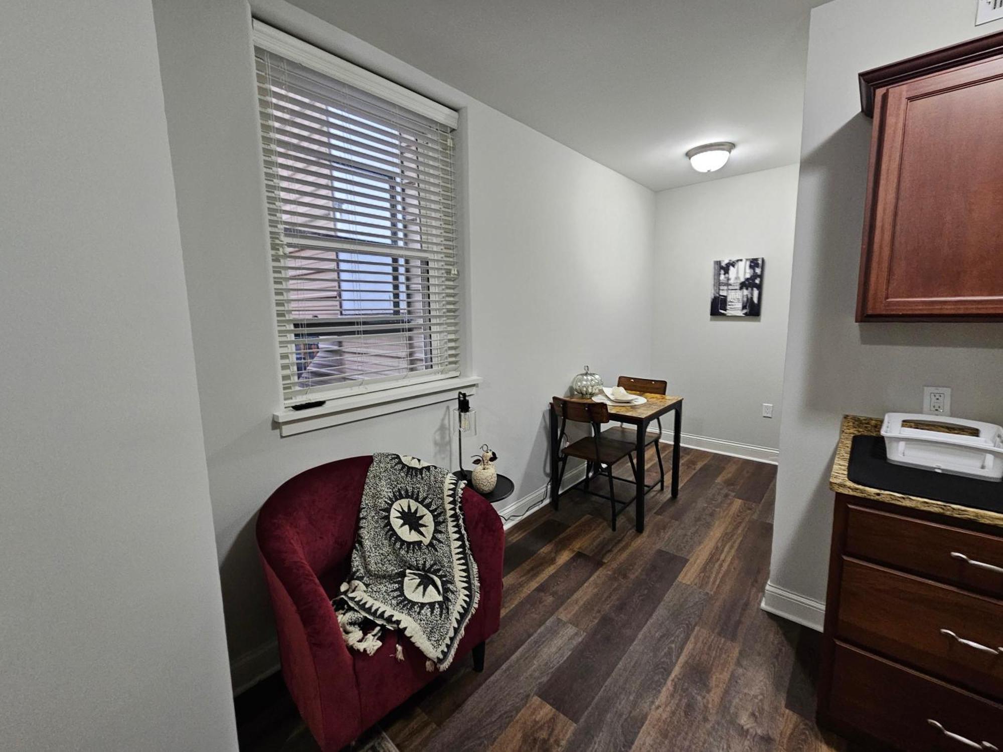 Cozy King Bed Stay At The Historic Inman - 201 Champaign Extérieur photo